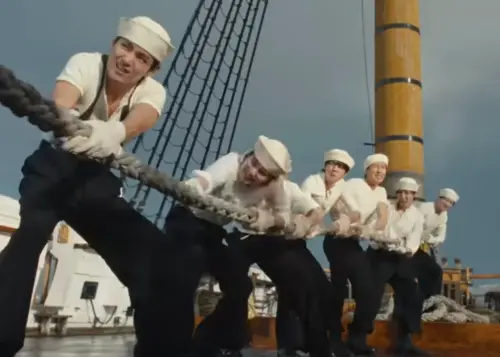 ▲BTS防彈少年團睽違四年的回歸曲《SWIM》，成員們在MV中扮演水手。（圖／YouTube@HYBE LABELS）