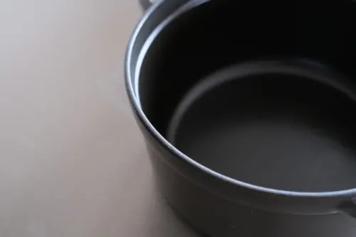 ▲鑄鐵湯鍋為了達到密閉性，鍋緣不會有琺瑯層保護，若較長時間不用，可塗抹一些食用油防鏽。（圖／翻攝自photoAC）