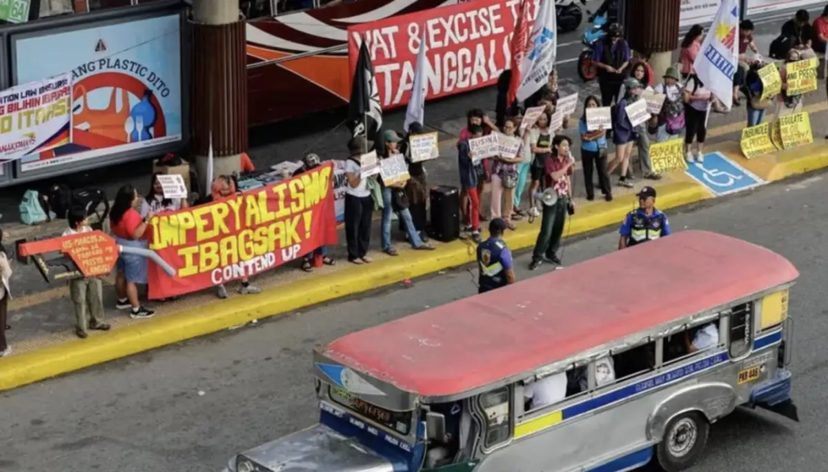 ▲中東戰火外溢效應持續擴大，菲律賓基層運輸業者首當其衝，數千名司機走上街頭抗議。（圖／翻攝自臉書）