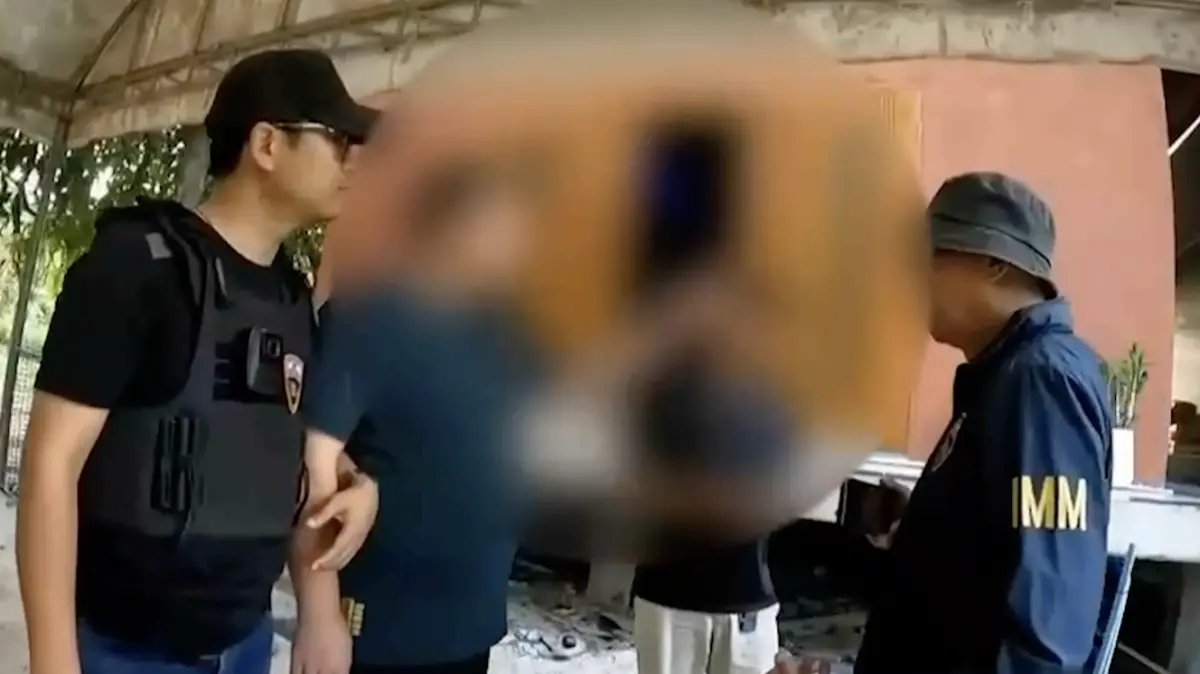 ▲一名詐騙超過4.8億元台幣的中國男子為躲避法律追緝，跑到泰國偏遠地區刺上「神秘魔法刺青」。（圖／翻攝自影片）