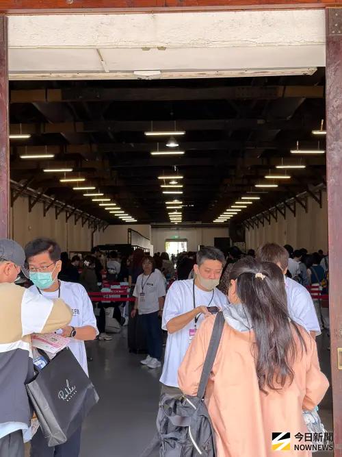 ▲TWICE周邊商品店，每一個時段都擠滿人潮入場購買。（圖／記者陳雅蘭攝）