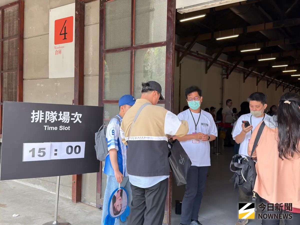 ▲TWICE台北大巨蛋周邊商品只在松菸倉庫販售，入場採拓元預約購票，子瑜因為買不到票，笑喊「因為買不到票所以進不去」。（圖／記者陳雅蘭攝）