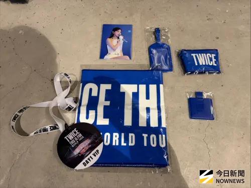 ▲TWICE台北大巨蛋的VIP歌迷禮包公開，內容為毛巾、杯套、明信片組、證件套、鐵牌、VIP證以及看彩排。（圖／讀者提供）