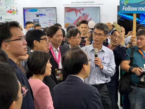 ▲陳其邁率隊巡禮各區展出，在高雄捷運黃線攤位專心聆聽導覽人員的解說。（圖／高市府捷運局提供）