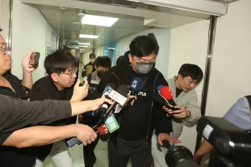 ▲檢調掌握，李傅中武從2011年起輪流找岳母、妻舅夫婦等親戚擔任人頭助理，詐領逾千萬元。（圖／記者邱曾其攝）