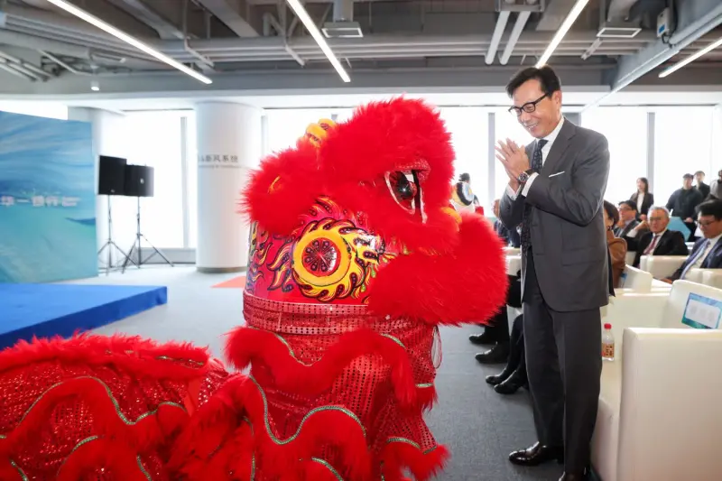    ▲富邦集團董事長蔡明忠為杭州分行開業瑞獅點睛。（圖／富邦金提供）  