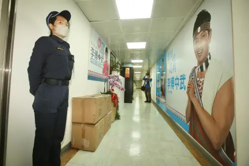 ▲北檢指揮調查局台北市調處兵分5路搜索，包括台北市議會李傅中武的辦公室。（圖／記者邱曾其攝）