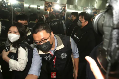 ▲台北市議員李傅中武（戴灰色口罩男子）是藝人傅天穎的哥哥。（圖／記者邱曾其攝）