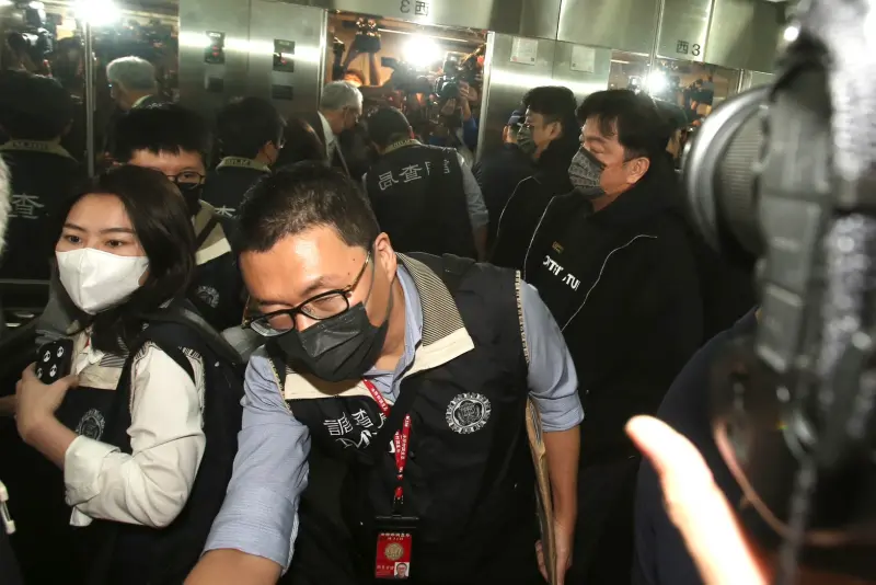    ▲台北市議員李傅中武（戴灰色口罩男子）是藝人傅天穎的哥哥。（圖／記者邱曾其攝）  