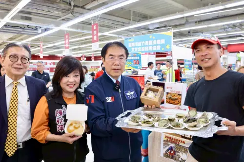 ▲ 「台南農村好物FUN手作」展售活動，市長黃偉哲與議員陳秋萍共同推銷台南特產。（圖／南市府提供）