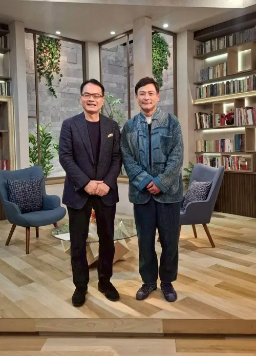 ▲江宏恩（右）提到會進入演藝圈一切純屬意外，剛開始演戲時常被導演指正，天天NG壓力很大。（圖／三立電視提供）