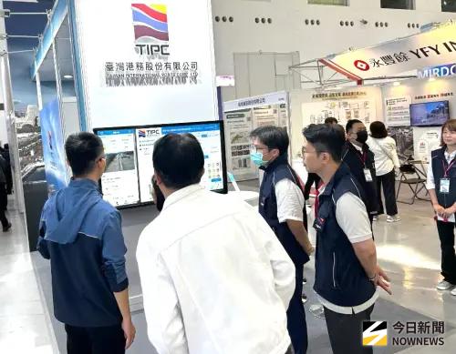 ▲台灣港務公司參與高雄智慧城市展，呈現高雄港在智慧永續面向的成果，吸引參觀人潮。(圖／記者黃守作攝，2026.03.20)