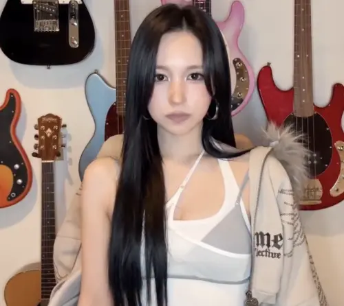 ▲Mina 2月底巡演時就因為牙齒問題臉腫起來。（圖／IG@twicetagram）