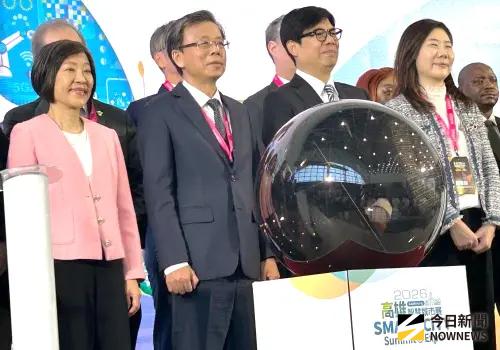 ▲日月光半導體公司參與高雄智慧城市展，經濟部政務次長江文若(左1)、高雄市長陳其邁(左3)到場參觀。(圖／記者黃守作攝，2026.03.20)