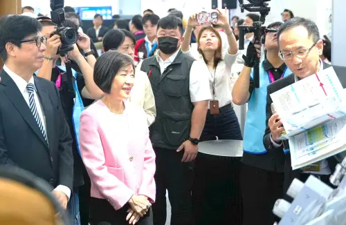 ▲日月光半導體公司參與高雄智慧城市展，經濟部政務次長江文若(左2)、高雄市長陳其邁(左1)到場參觀，並聽取日月光簡報。(圖／日月光半導體公司提供)