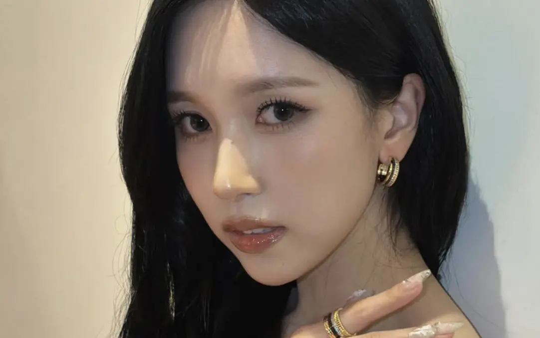 ▲TWICE成員Mina在大巨蛋彩排時戴著面紗上場，為此粉絲解釋「她剛拔完2顆水平智齒」，猜測是因為臉頰還在腫所以才遮臉上場。（圖／IG@mina_sr_my）