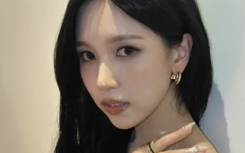 TWICE Mina戴面紗唱大巨蛋！看無臉ONCE揭真相：剛拔2顆水平智齒