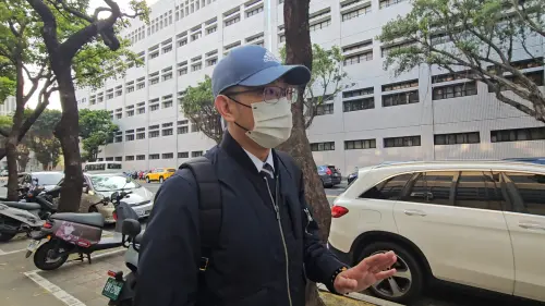 ▲張浩銘法官開庭結束後，戴上帽子與口罩才離開。（圖／記者劉松霖攝）