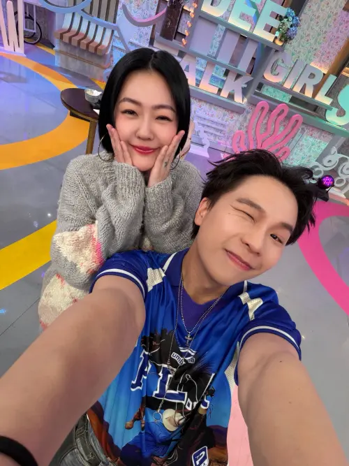 ▲小S（後）、派翠克錄製《小姐不熙娣》空檔留影自拍。（圖／Patrick 派翠克臉書）