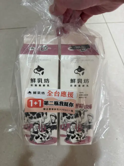▲網友直擊全聯鮮乳坊「2大瓶105元」特價組，貼有「1+1」挺酪農標籤。（圖／翻攝自全聯消費經驗老實說臉書）