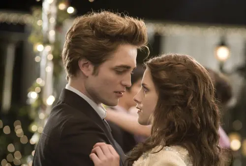 ▲《暮光之城》系列中的浪漫愛情迷倒無數女性，卻也受到很多男性的嘲諷。（圖／摘自IMDb）
