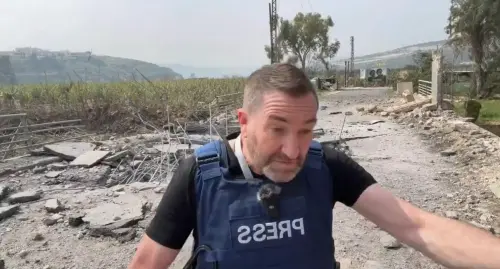 俄媒記者差點被轟！以色列飛彈身後爆炸　驚險畫面曝