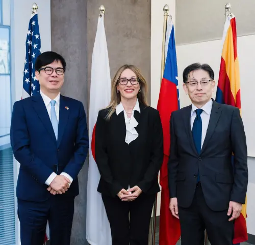 Kaohsiung Mayor Chen Chi-mai, Arizona Commerce Authority President and CEO Sandra Watson, and Kumamoto Vice Governor Takeuchi Nobuyoshi pose after signing an MOU. (Facebook, Chen Chi-mai)