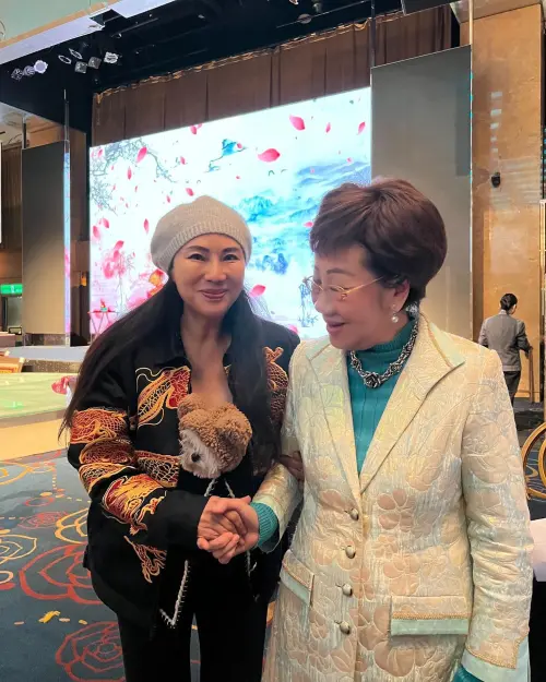 ▲挺過怪病與財務糾紛低潮，張淳淳（圖左）日前在臉書分享與前副總統呂秀蓮合照，展現截然不同的生活重心與驚人近況。（圖／翻攝自張淳淳臉書）