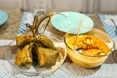 ▲印尼開齋節吃什麼？這款菱形外觀的「開齋粽」（Ketupat）是穆斯林過年必備美食，象徵著反省與請求原諒。（圖／取自Pexels）