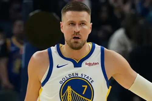 ▲交易截止日送走潛力新秀庫明加（Jonathan Kuminga）換回波爾辛吉斯（Kristaps Porzingis）的決策，美媒認為目前看來近乎失敗。（圖／取自金州勇士 X）