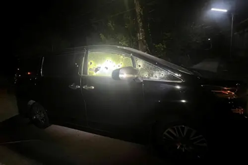 27槍深夜奪命未成！泰南議員返家遇伏M16狂掃車身　動機待查