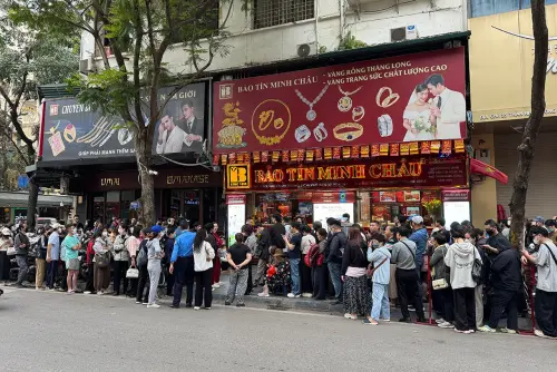 撿便宜趁現在！金價急跌引爆越南搶金　「黃金街」再現清晨排隊潮