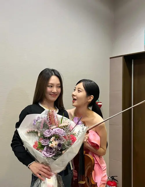 ▲徐玄（右）首度以小提琴手登上舞台，孝淵（左）特地到場支持。（圖／翻攝自徐玄IG@seojuhyun_s）