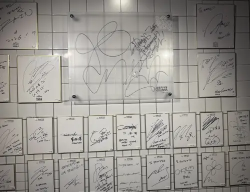 ▲金豬食堂台北分店的牆上，陳列有GD、蘇志燮、李準基、崔始源等韓星的簽名，這間餐廳也是韓星粉絲心目中的追星重地。（圖／記者蘇詠智攝）