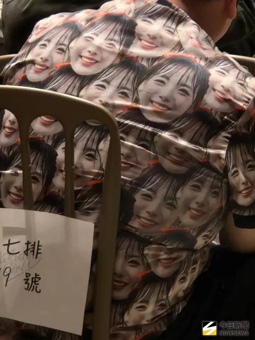 ▲ ▲有人直接穿上支持啦啦隊的衣服，也有人帶著看板到現場應援，10X10的位置座無虛席。（圖／記者黃建霖攝）