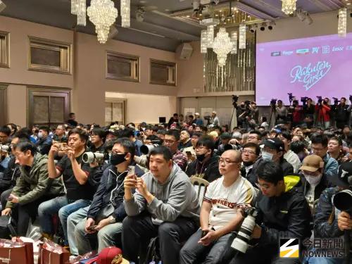 ▲今天現場晶宴日光香頌會場被擠得水洩不通，前方位置的記者席人數已經不少，後方的球迷席更是直接爆滿。（圖／記者黃建霖攝）