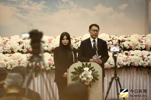 吳中純癌逝老公梅聖旻淚別！女兒喊話「下輩子換我當媽媽」惹鼻酸
