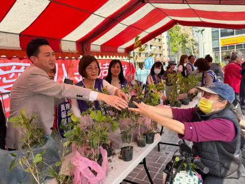 春日裡的綠色約定　3瓶換2株樹苗綠化家園