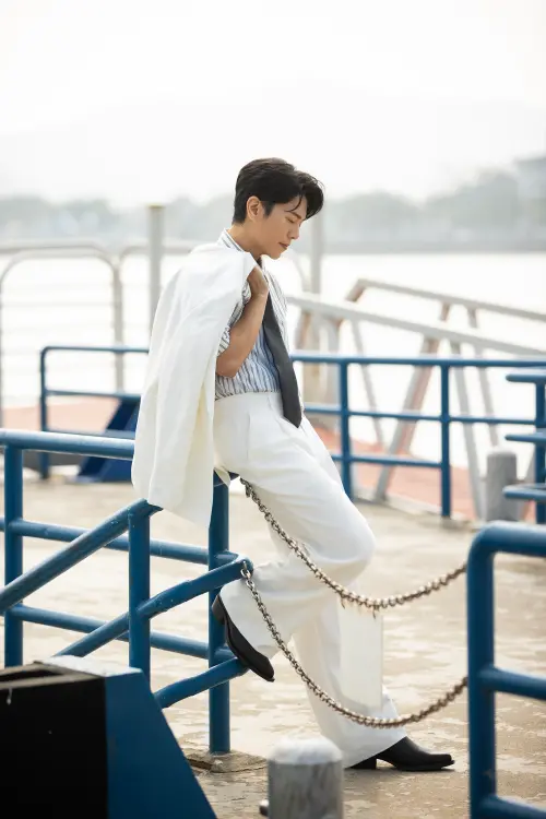 ▲韋禮安（如圖）新歌〈一天一天〉，談論爸媽的戀愛故事，特別到澳門拍MV。（圖／索尼音樂提供）