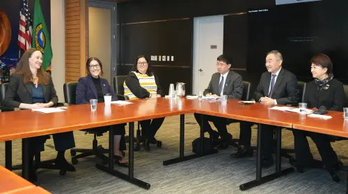 ▲盧秀燕與新上任的西雅圖市長凱蒂·威爾遜（左一）交換經驗。（圖／台中市政府提供，2026.03.21）