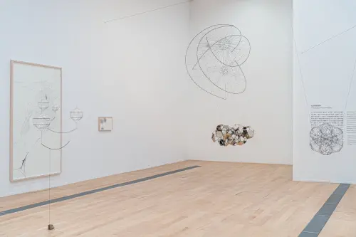 ▲《共織宇宙》為阿根廷國際藝術家托馬斯．薩拉切諾（Tomás Saraceno）在臺首次大型個展，結合藝術、科學與環境永續議題。（圖／新北文化局提供）