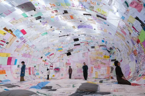 ▲展覽中呈現多件代表性創作，包括以回收塑膠袋製成、僅依靠太陽熱能升空的〈太陽能飛行博物館〉。（圖／新北文化局提供）