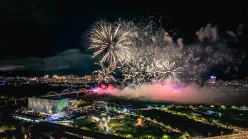 ▲迎接新北市美術館開館周年，4月25日、26日於美術館戶外園區舉辦開館周年活動，包含演唱會、市集、煙火及無人機展演。（圖／新北文化局提供）