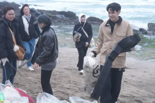 李玉璽當人夫首慶生！不放閃揪粉絲淨灘　感嘆撿8年了還是一樣髒
