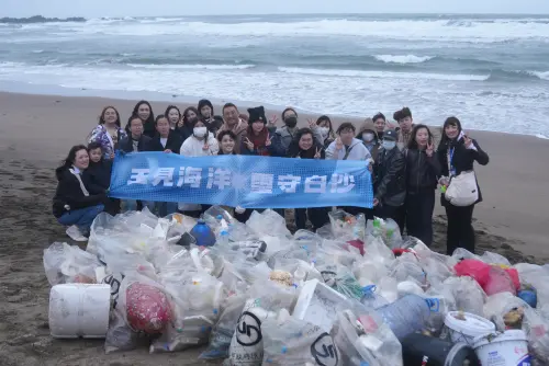 ▲李玉璽和粉絲相約到海邊撿垃圾，他表示粉絲都很專心撿垃圾，不是來看偶像，這讓他很感動。（圖／晴空鳥提供）