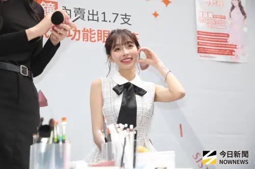 ▲林襄（如圖）現身西門町，吸引眾多粉絲到門市體驗。（圖／記者邱曾其攝影）