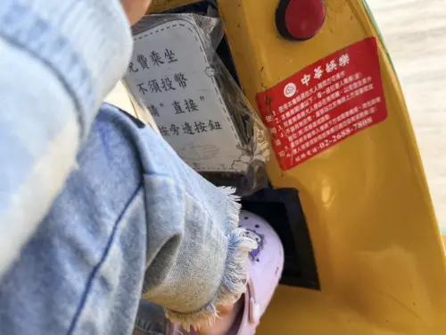 ▲有家長分享，大樹藥局外的搖搖馬上真的有張貼「免費遊玩」的公告。（圖／翻攝自Threads）