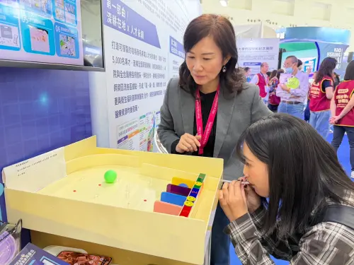 ▲小港醫院將枯燥的復健融入遊戲，把彈珠台變成「咀嚼吞嚥訓練裝置」，長者可以用吸管吹氣控制彈珠，在趣味互動中鍛鍊口腔肌肉 。（圖／小港醫院提供）