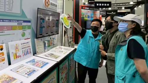 ▲衛生局首度於市政主題館展出現正研發建置中的「AI高齡長者住院失能風險與銜接長照預測系統」。（圖／高市府衛生局提供）