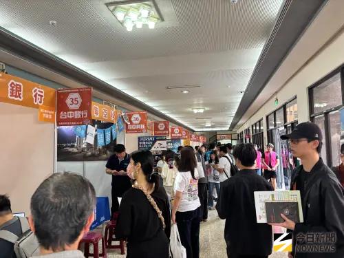 ▲今天登場的就博會，有近百家知名企業參加，不少面試攤位都大排長龍，初估總媒合率逾6成。（圖／記者金武鳳攝，2026.3.21)